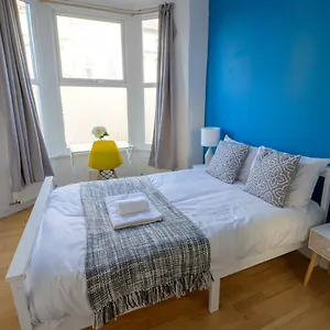  Holiday home Spacious 5 Bed House, Perfect For Groups, Great Location